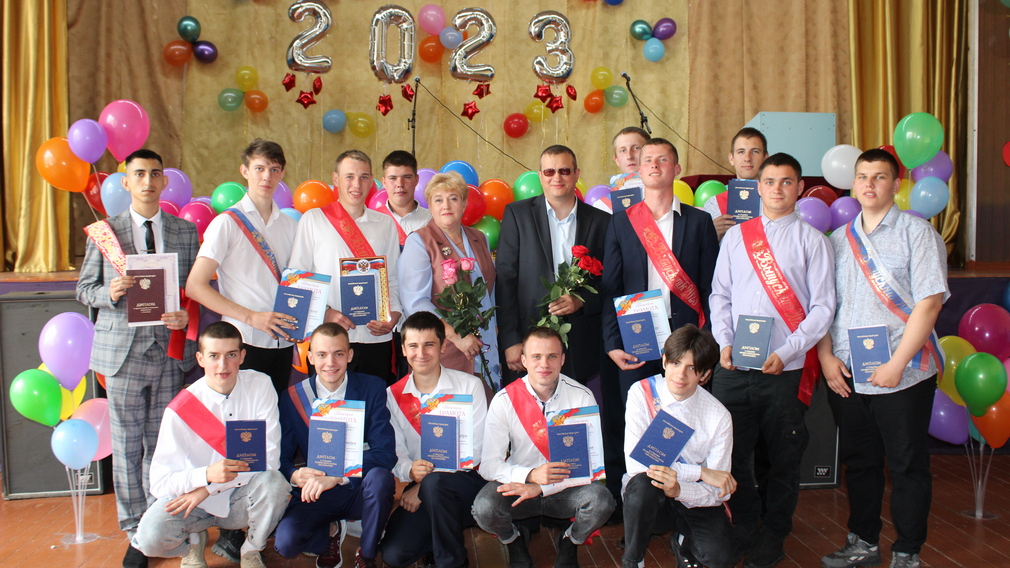 В Стародубе 71 выпускнику вручили дипломы об окончании техникума