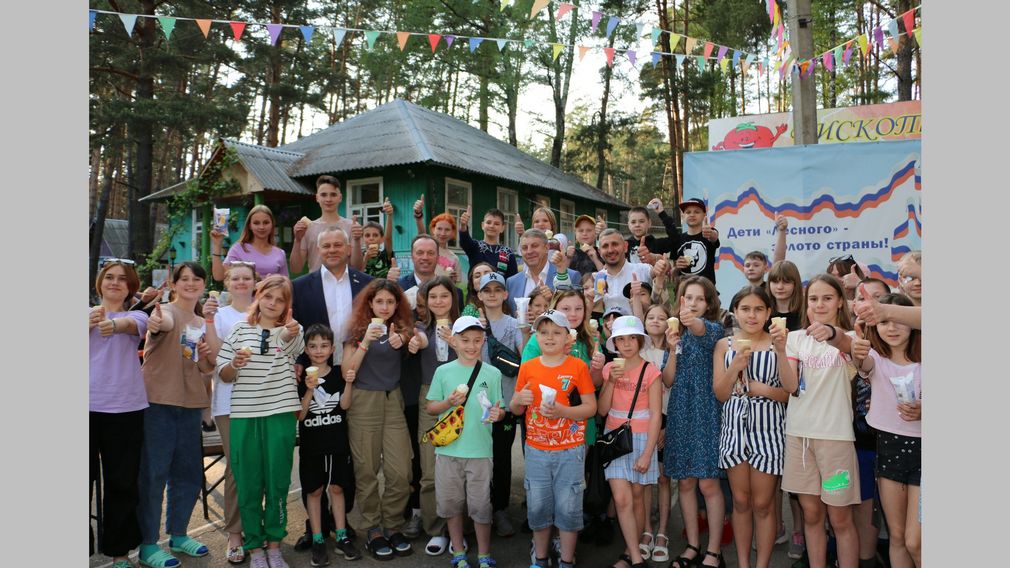 В летние лагеря Брянщины приехали отдыхать ребята из подшефной Брянки