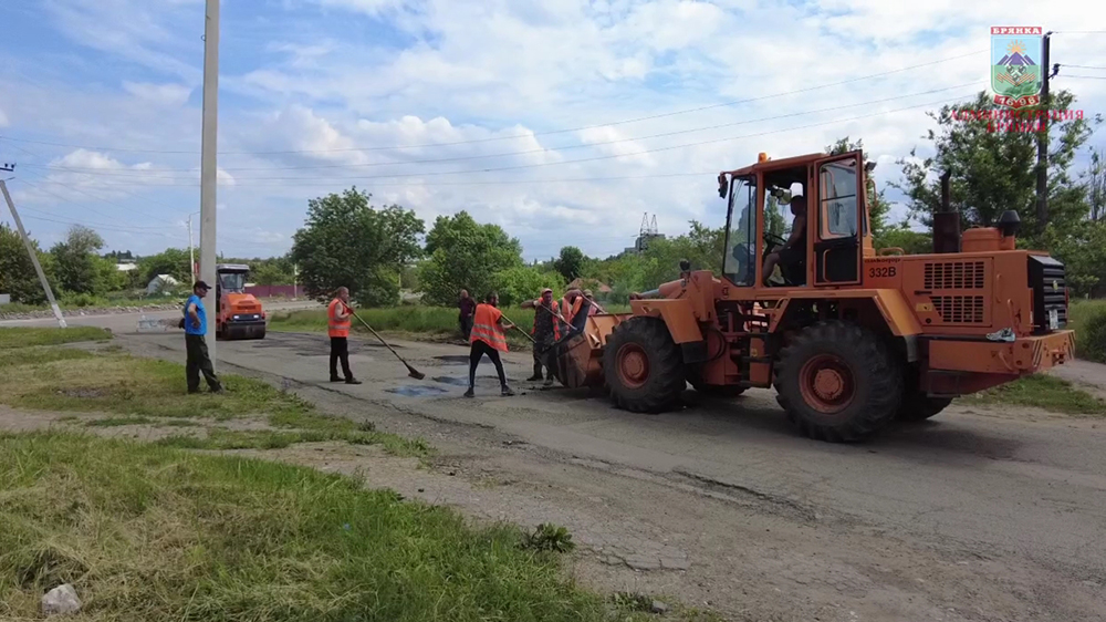 В подшефной Брянке ЛНР с помощью брянской техники ремонтируют дорогу