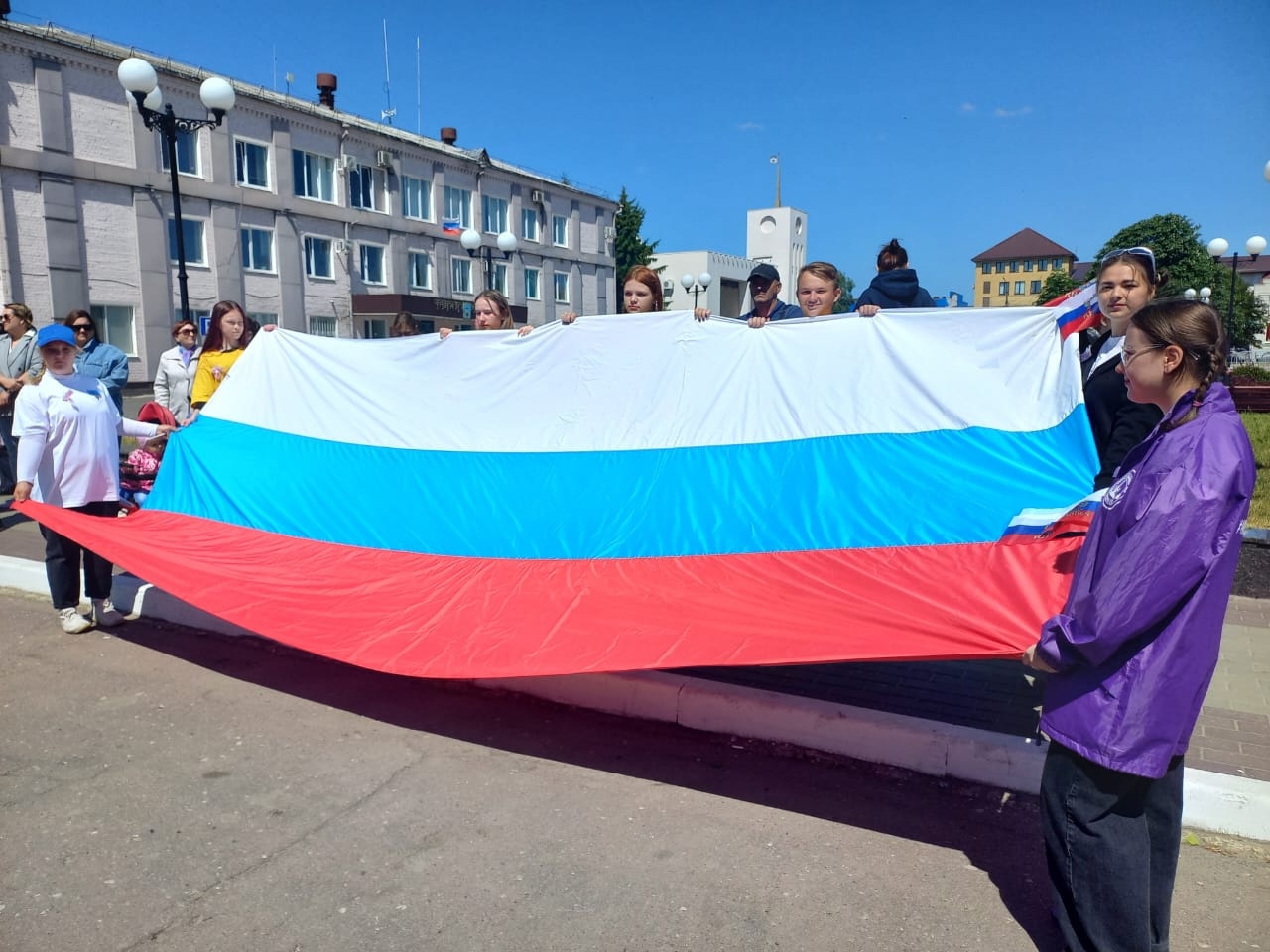 В Карачеве на центральной площади города развернули российский триколор