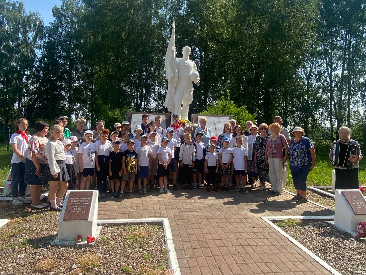 В Карачевском районе прошла патриотическая акция «Мы помним, мы гордимся»