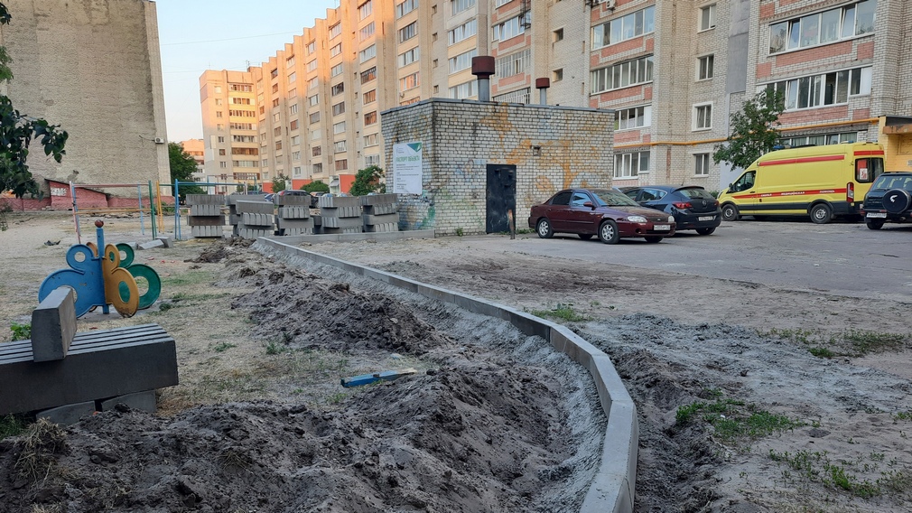 В Фокинском районе Брянска  дворовую территорию благоустраивают