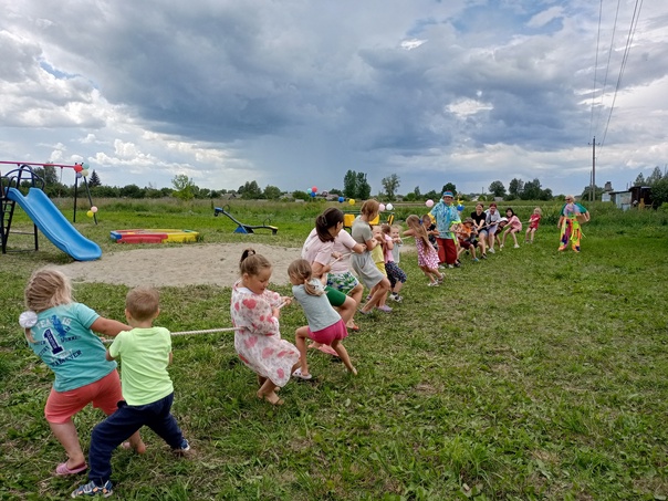 В карачевском селе Гощь установили детскую игровую площадку