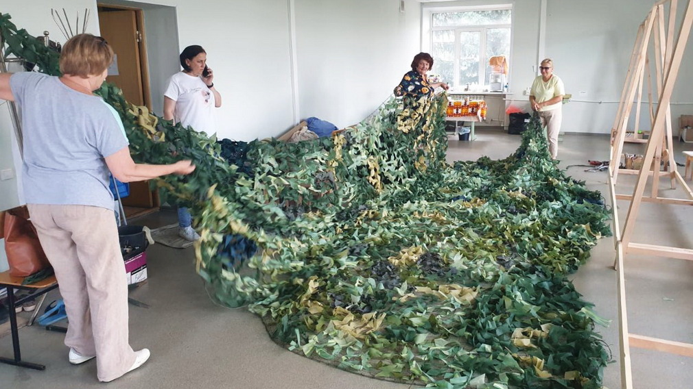 В Брянске работают пункты плетения маскировочных сетей