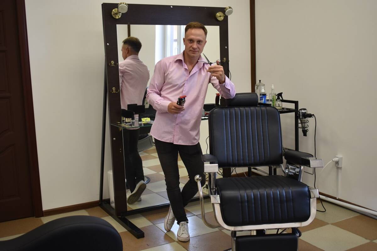 Предприниматель из Клетни открыл барбершоп за средства соцконтракта