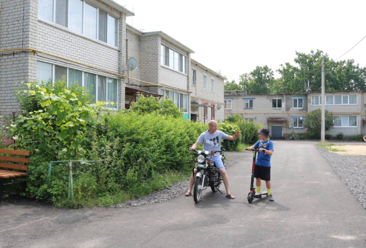 В брянском поселке Комаричи благоустроили дворовые территории