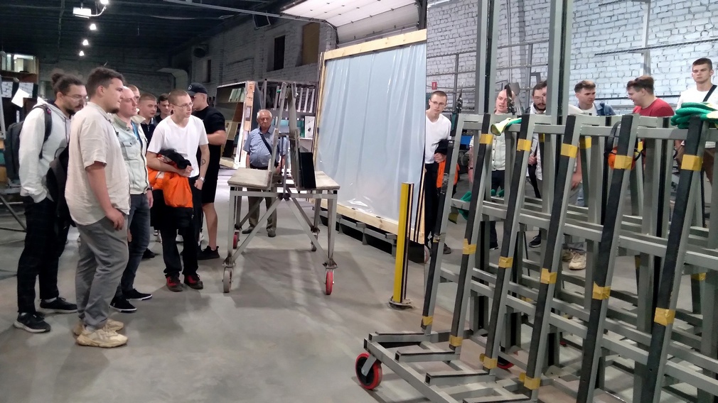 Брянские студенты побывали с экскурсией на фабрике «Мебельград»