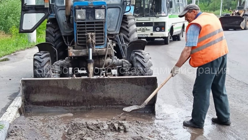 Последствия стихии в Брянске исправляют специалисты