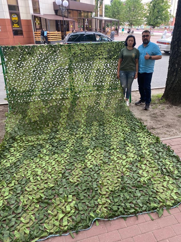 Мама карачевских воинов плетет узелки Победы