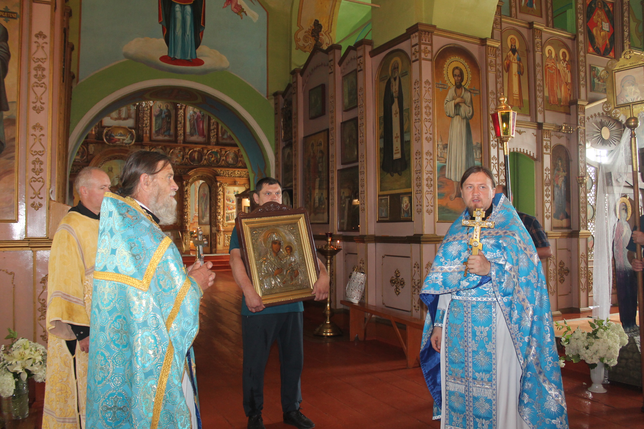 Благочинный Карачевского церковного округа иерей Николай Черный возглавил соборное богослужение в храме во имя Всех Святых