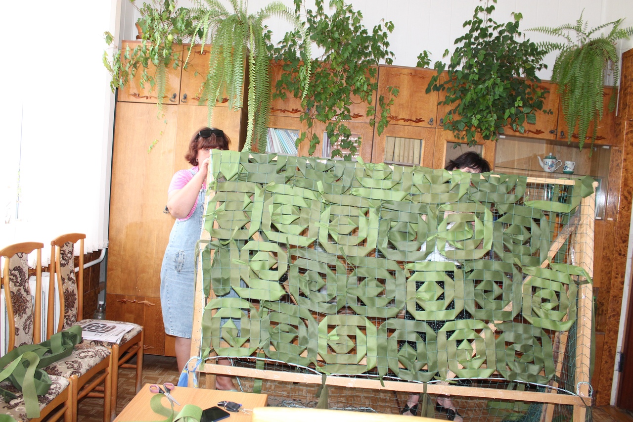 Сети для СВОих. Карачевские журналисты плетут маскировочные сети