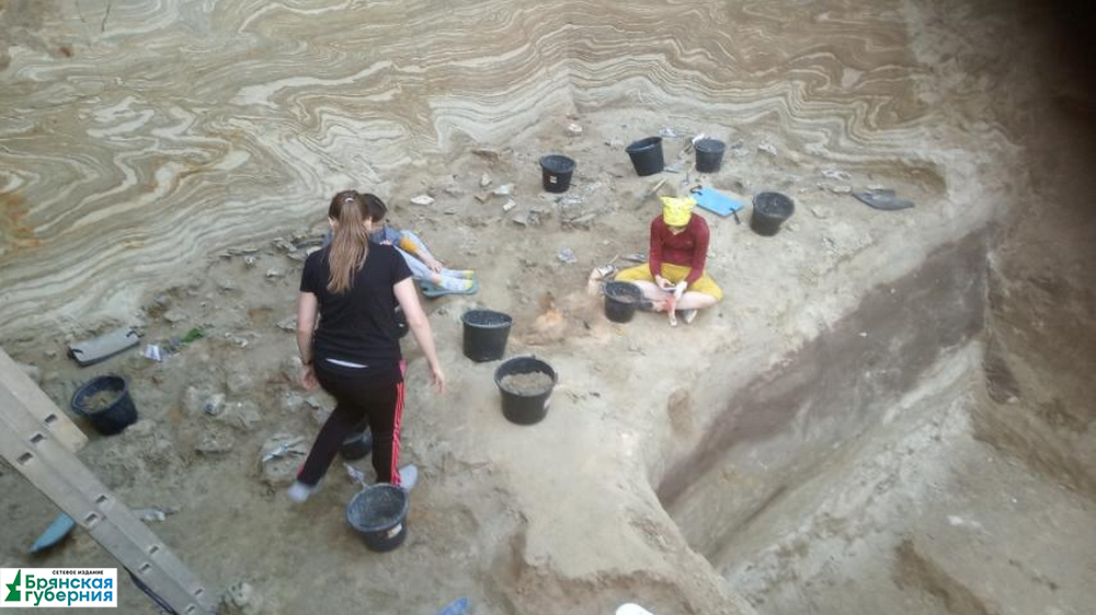 В брянском селе Хотылёво проводят археологические раскопки