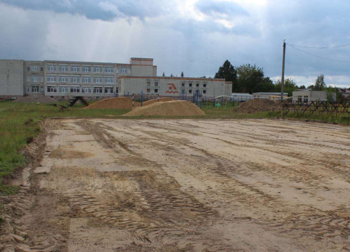 Ремонтируют школу и устанавливают спортплощадку в брянской Суземке