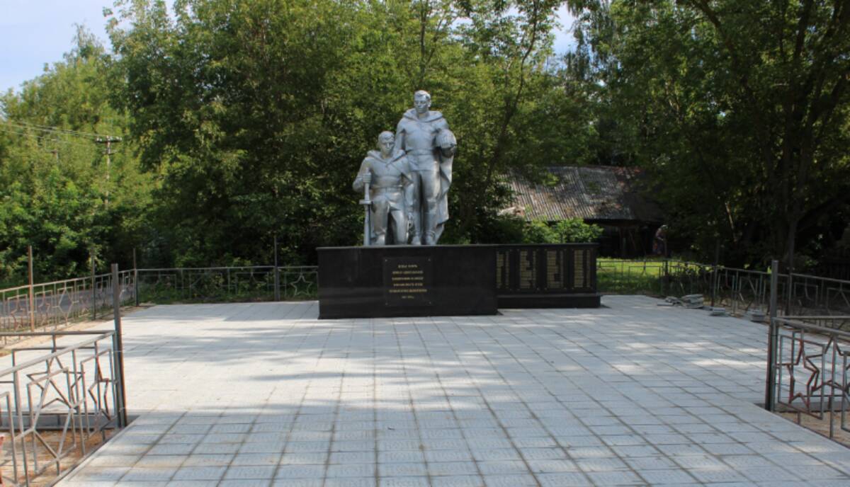 В с. Логоватое  Стародубского района  ремонтируют памятник павшим воинам