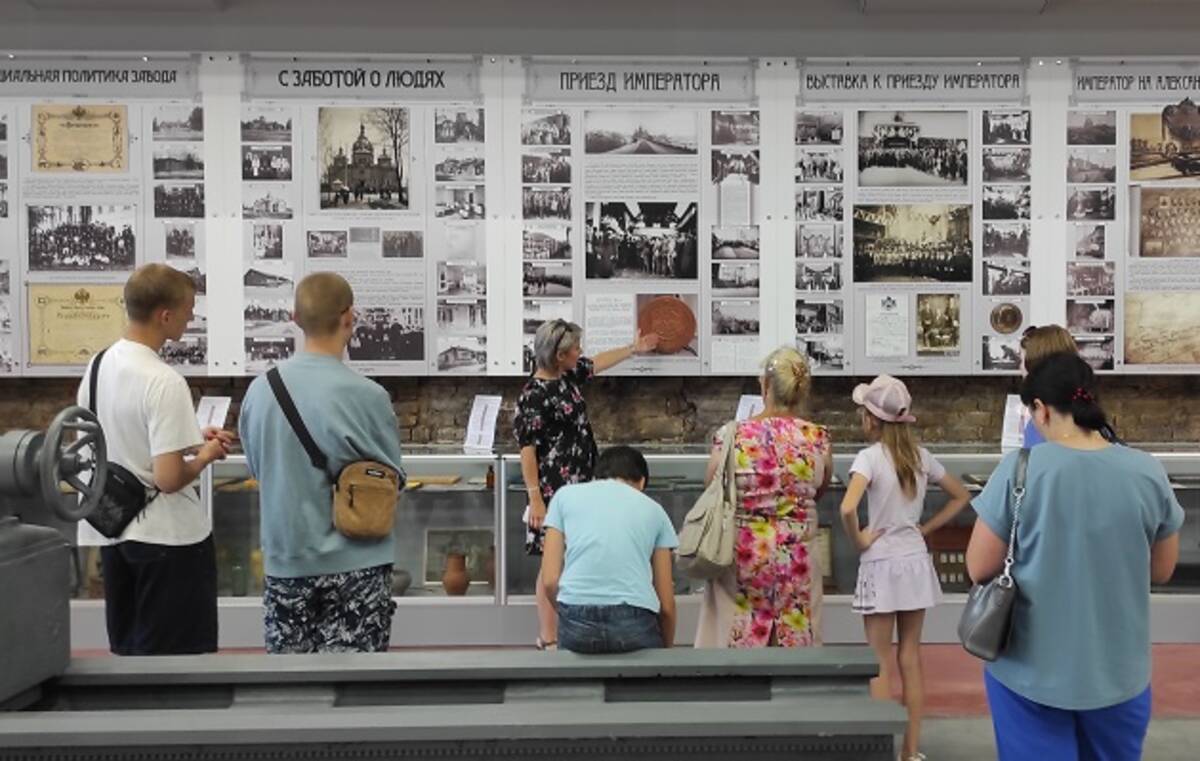 Брянский филиал фонда «Защитники Отечества» организовал для детей ветеранов СВО экскурсию в музей БМЗ