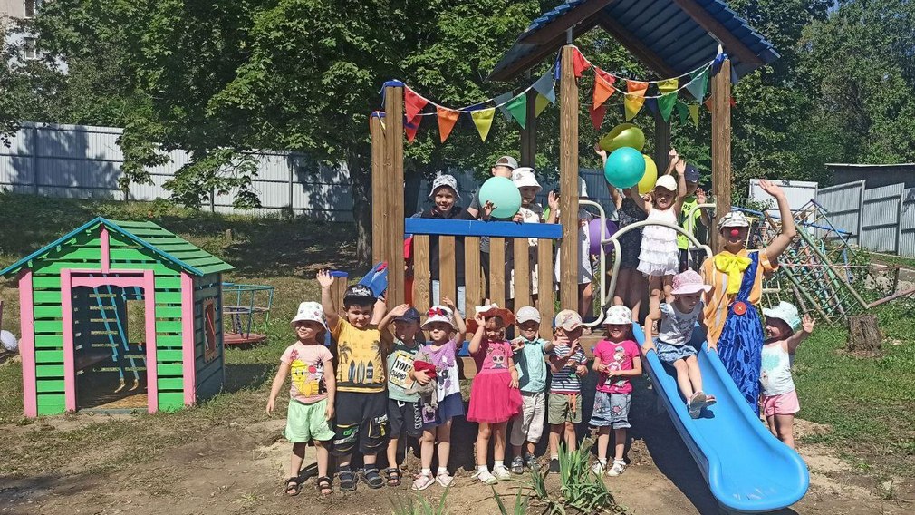 В детском саду «Дюймовочка» подшефной Брянки установили игровой комплекс