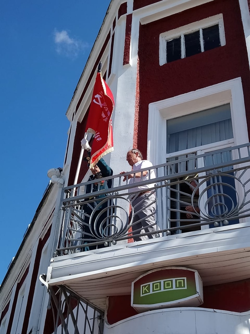 В Карачеве на здании универмага снова реет Знамя Победы