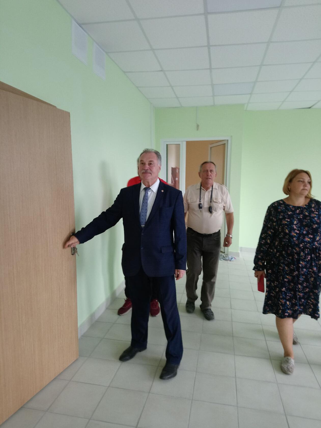 Руководители Карачевской райадминистрации проинспектировали ход капитального ремонта в школе № 5