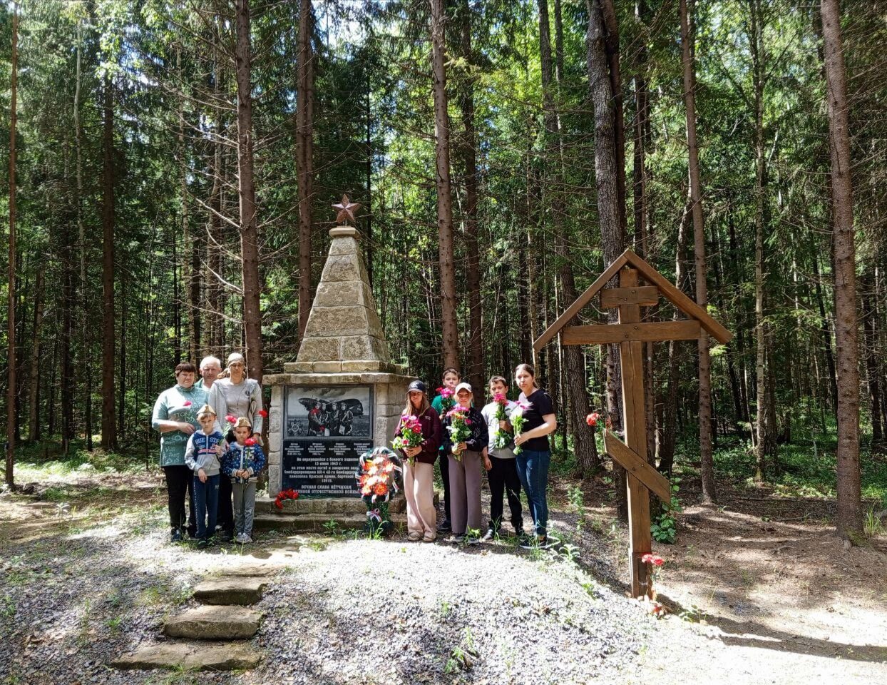 Читатели Мылинской сельской библиотеки посетили памятник погибшим летчикам