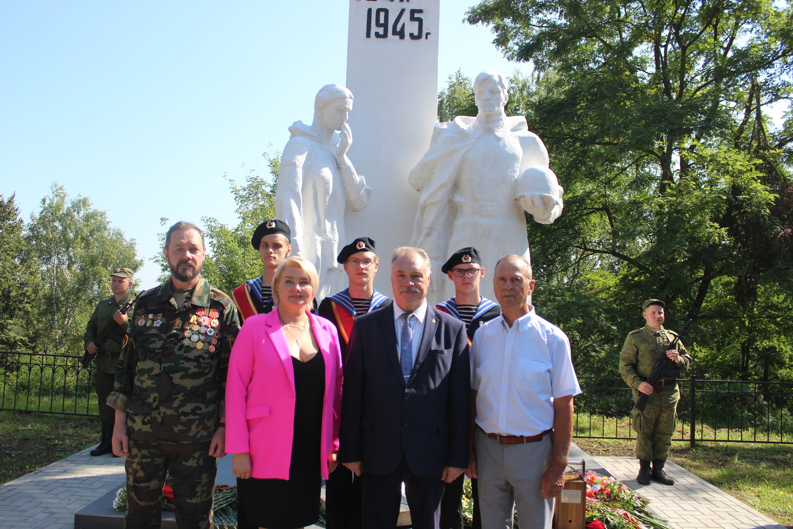 Карачев передал  копию Знамени Победы городу партизанской славы Севску