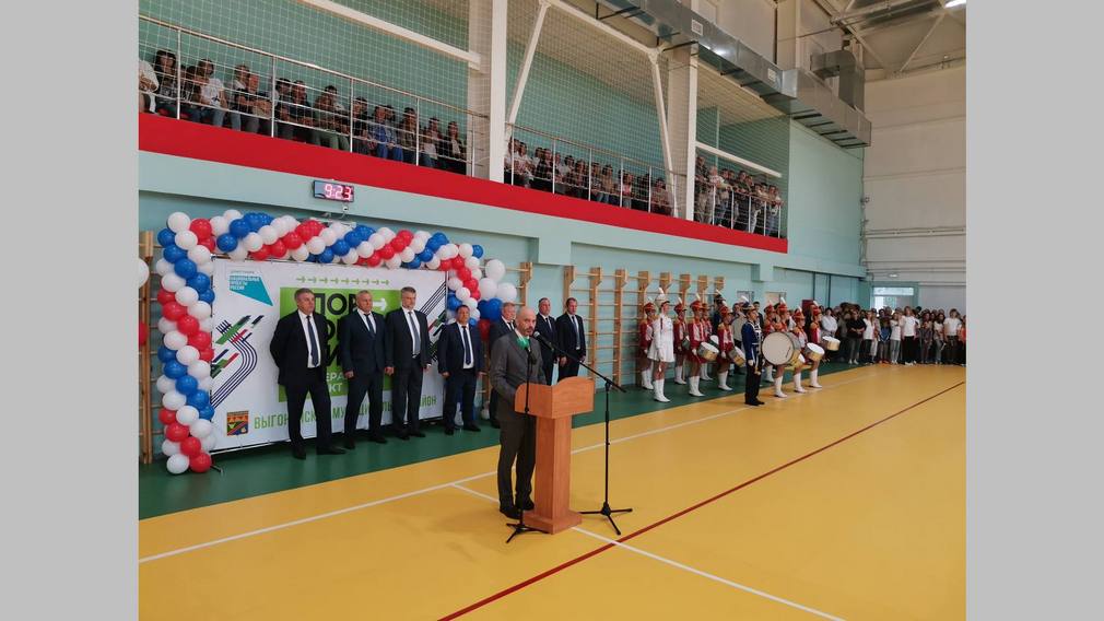 Губернатор Брянской области и первый замминистра спорта России открыли ФОК в Выгоничах