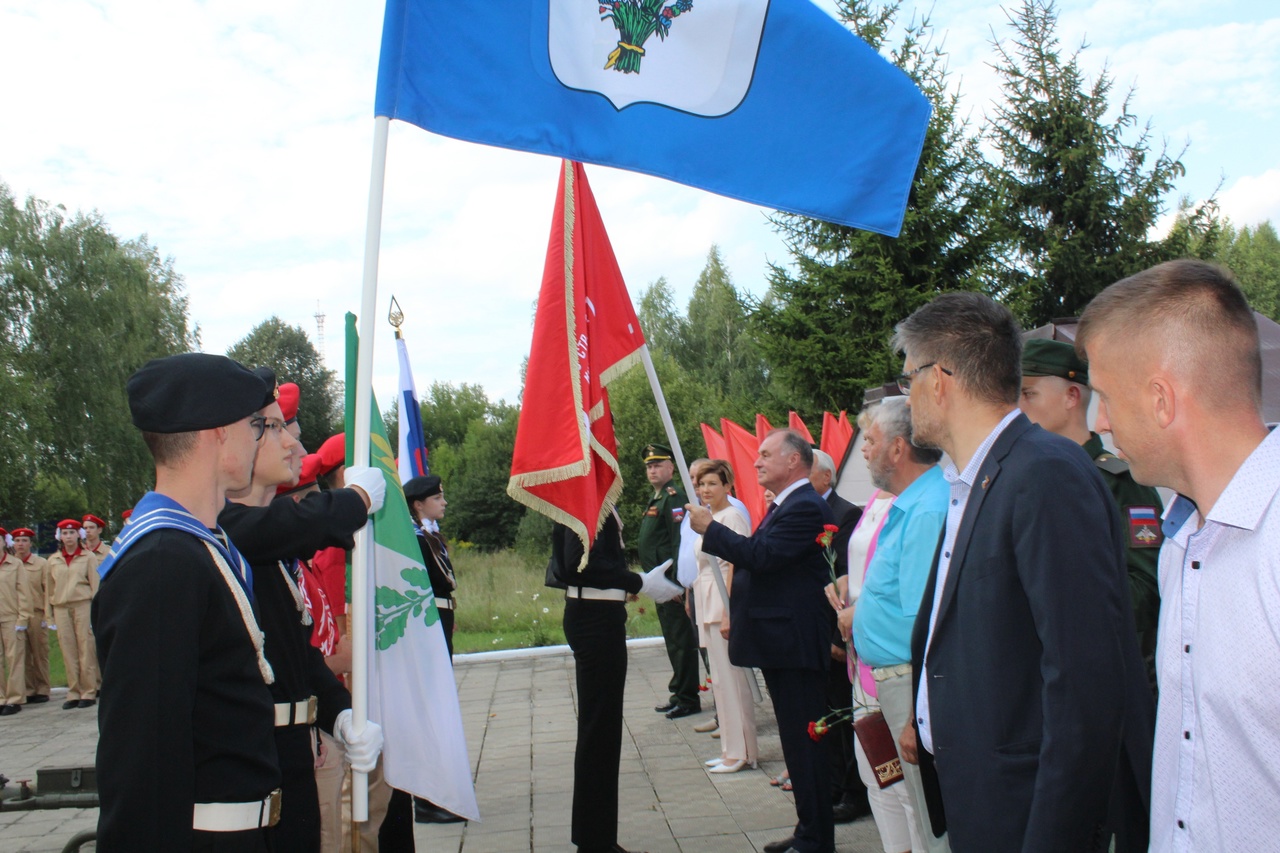 Карачевскому району передали Знамя Победы