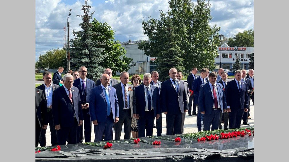 Спикер брянской облдумы Валентин Суббот почтил память павших Героев Курской битвы