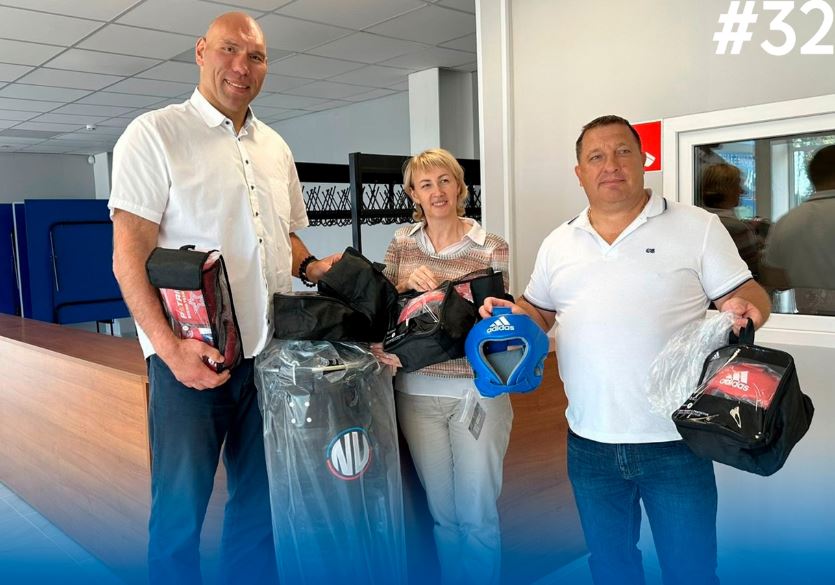 Николай Валуев передал инвентарь в выгоничский ФОК «Юность»