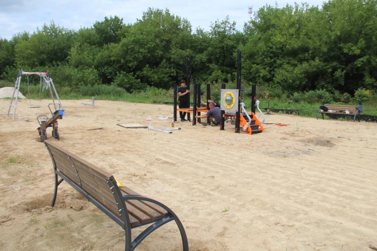 В брянской деревне Крупец обустраивают спортивно-игровую площадку