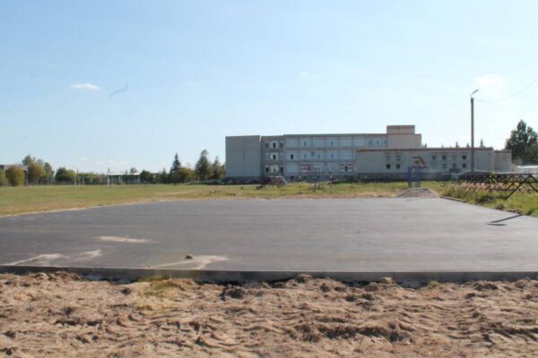 В Суземской школе №2 возводят  спортивную площадку