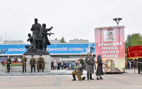 Жители города и области активно участвуют в патриотической акции «Брянская улица — дорога Побед!»