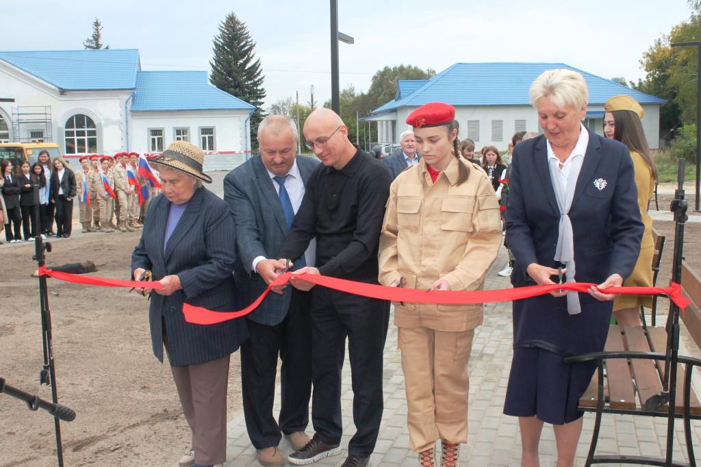 В Карачеве открыли сквер памяти подвига партизан и подпольщиков