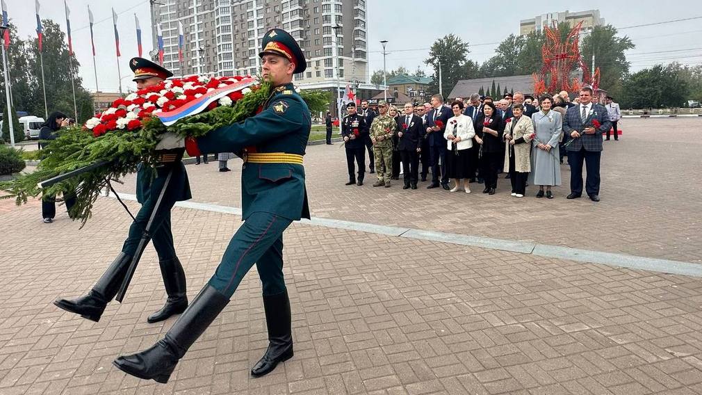 В Брянске возложили цветы к стеле Воинской славы