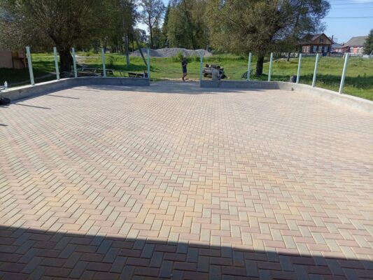 В брянском поселке Стеклянная Радица благоустраивают летнюю площадку