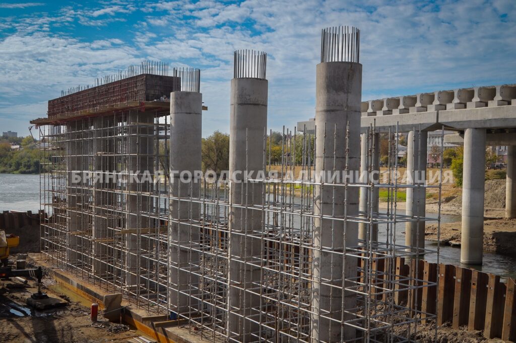 В Брянске возводят последнюю 6-ю опору Славянского моста