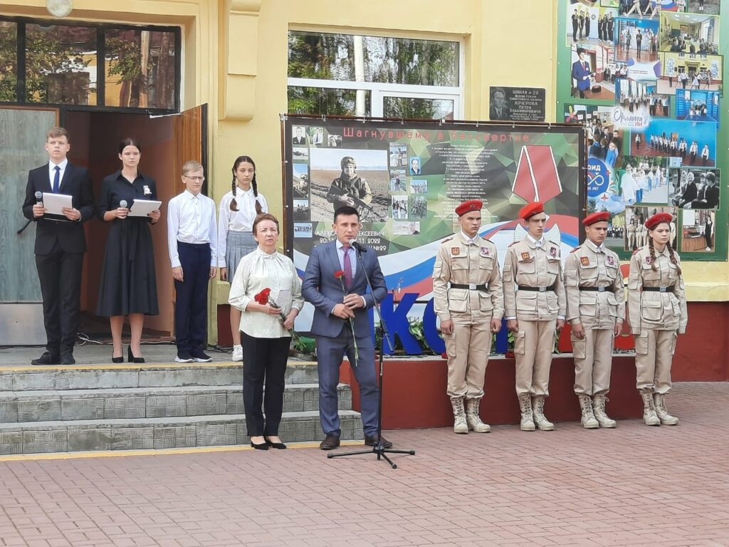 В брянском поселке Белые Берега открыли мемориальную доску Александру Савенко