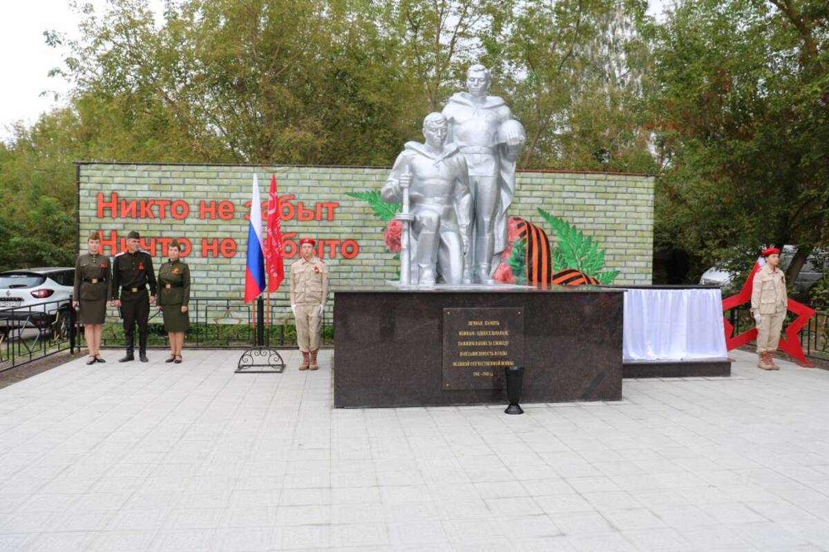 В с. Логоватое Стародубского округа состоялось торжественное открытие памятника воинам-односельчанам, погибшим в годы Великой Отечественной войны