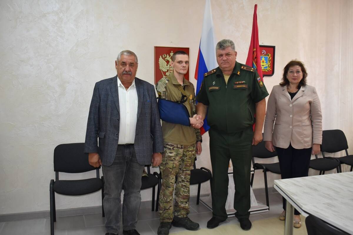 В Клетне Роману Пантюхову участнику СВО государственную награду вручили