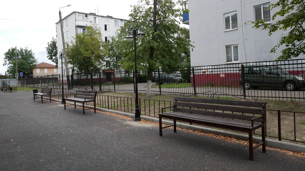 Территорию возле брянской школы №17 благоустроили