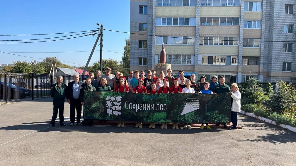 Сотрудники брянского лесничества посадили рябиновую аллею