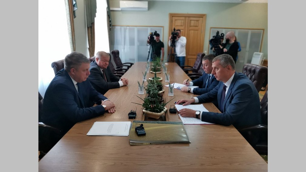 Губернатор Богомаз встретился с послом Республики Беларусь в РФ Дмитрием Крутым