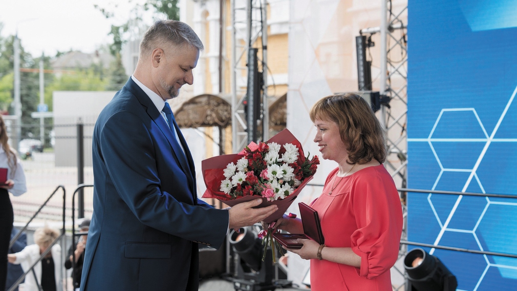 Сотрудницу БМЗ Наталью Зайцеву наградили медалью ордена