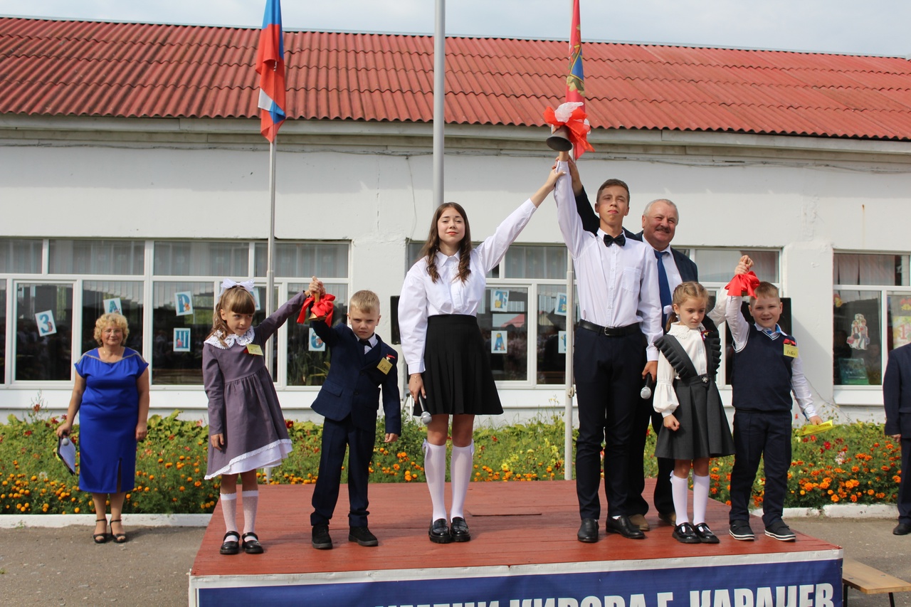 В Карачевской школе имени С.М.Кирова прошла торжественная линейка в День знаний