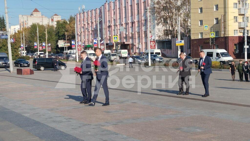 В Брянске посол Беларуси возложил цветы к Вечному огню на площади Партизан