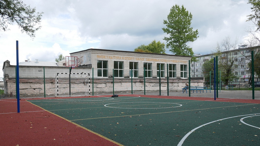 В брянской школе №13 обустроили новую спортивно-игровую площадку