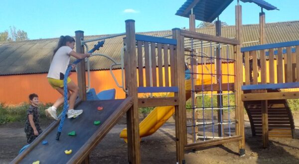 В п. Косицы Севского района благоустроили детскую игровую площадку