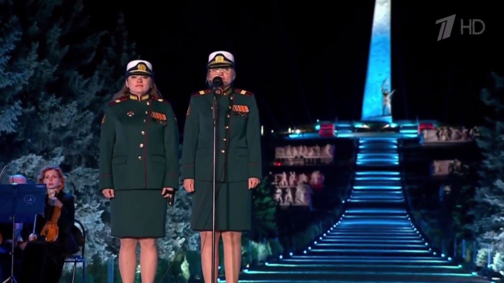 Две брянские медсестры на концерте к 80-летию освобождения Донбасса выступили