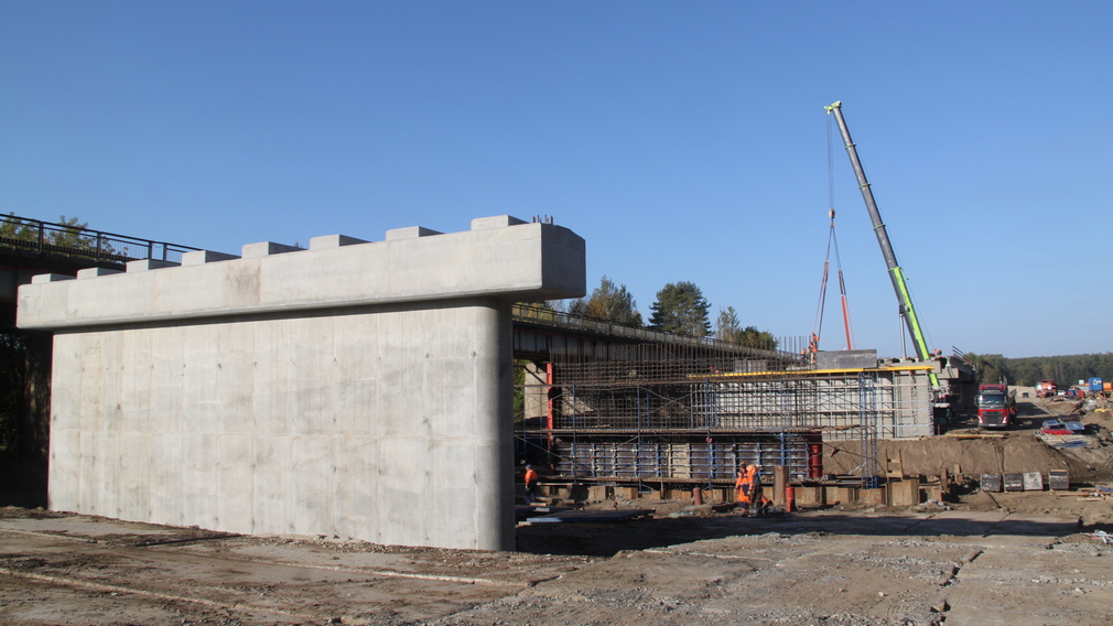 На Брянщине монтируют балки на мосту через Болву