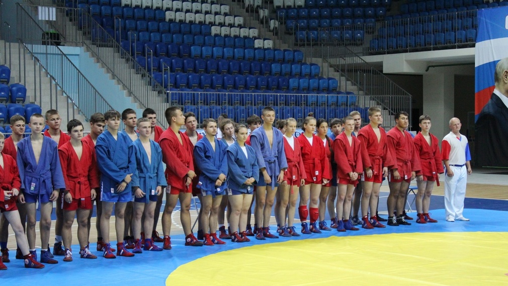 В Брянске проходит первенство области по самбо среди юношей и девушек