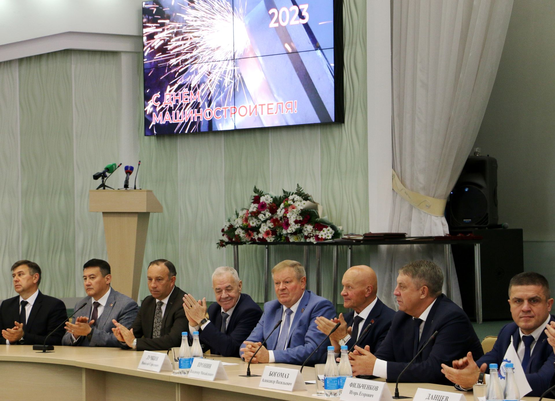 Брянских машиностроителей наградили в областном правительстве